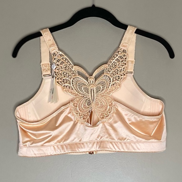 NWT nude/tan bra. Front closure - Picture 2 of 3
